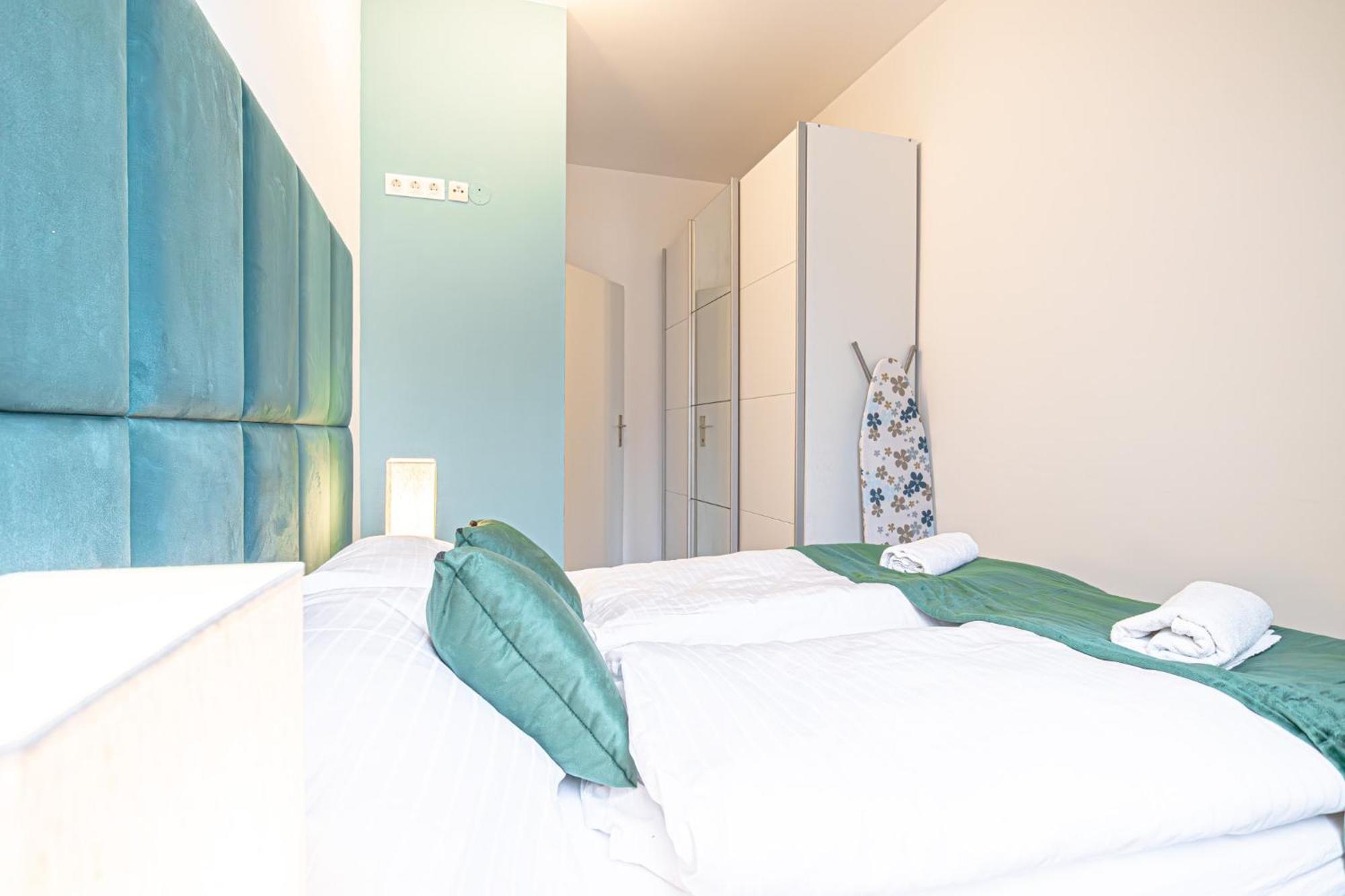 Lovely 2 Bedroom 1 Lr In Heart Of Apartment *